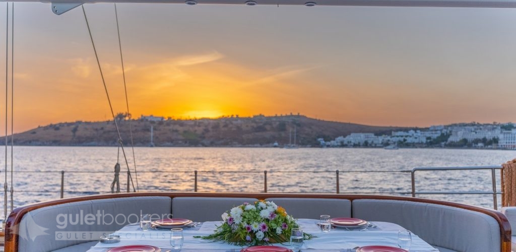 Casa dell'Arte 2 luxury yacht dinner time